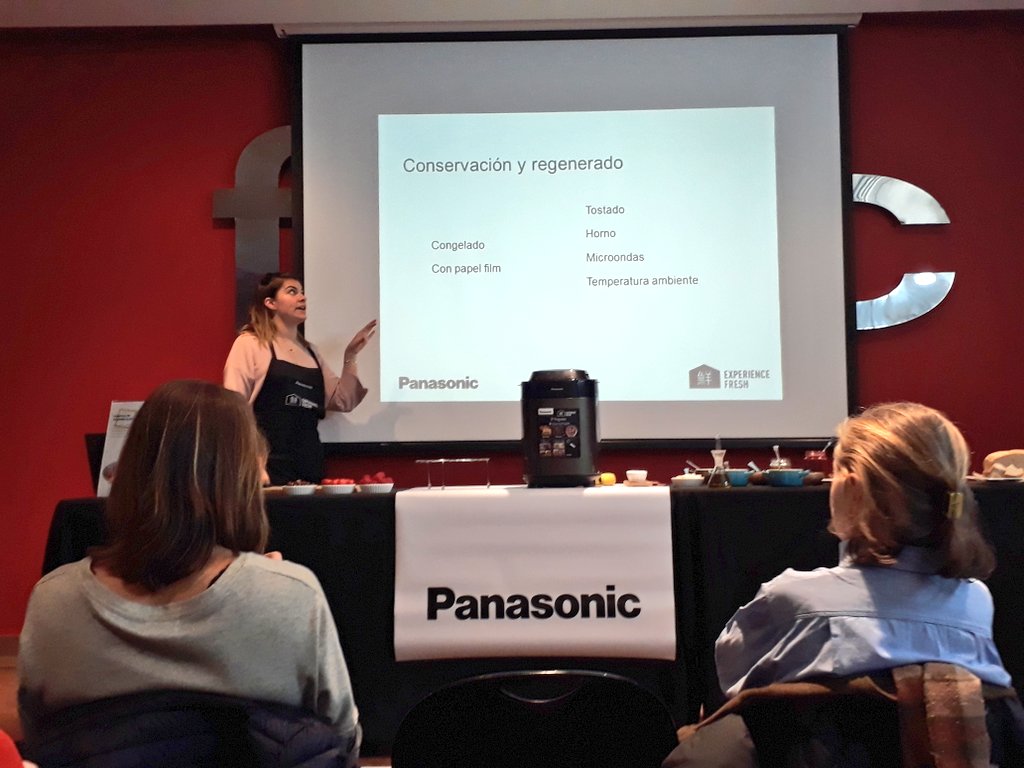 celicosas's tweet photo. Aprendiendo sobre el pan #singluten con @fundacionalicia @panasonicESP https://t.co/qzw3WlUtNm