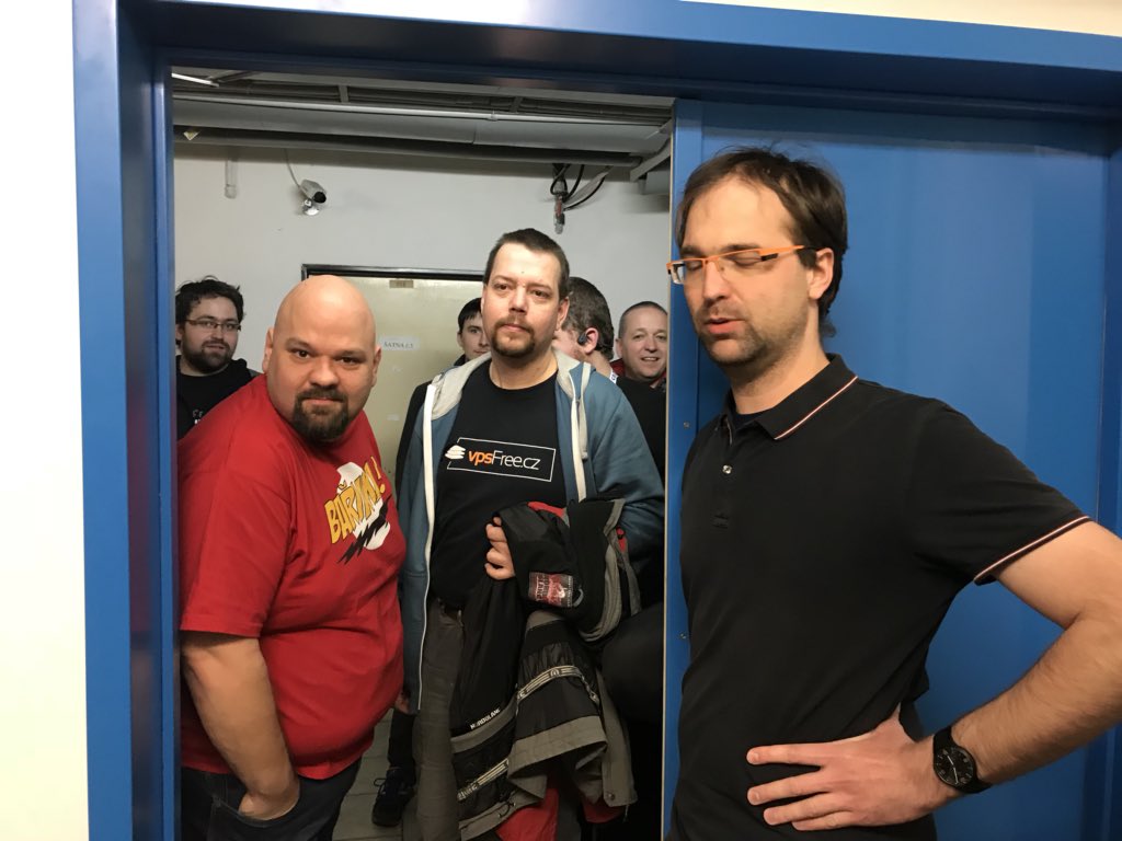 PetrHodac's tweet image. Exkurze v serverovne po #installfest na #felcvut s @Mart1nSamek cc @krcmar @hroncok @Oskar456 @tomcejka @OttoHollmann  @jhrcz @flash_sh #cvut