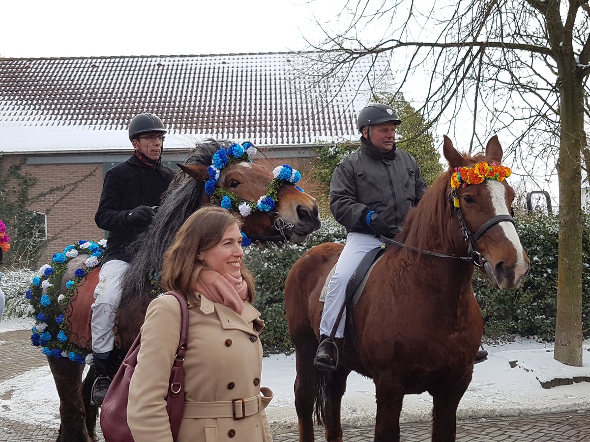 GerwiTemmink's tweet photo. Op campagne met #TKlid @CorinneEllemeet in Ellemeet en #Zierikzee. Mijn #blog "Strao Ellemeet" gaat over #strao #cultuur #werelderfgoed #zorg in de #gemeentesd, maar ook over #ZMf #ZB en een lokaal gebruik dat ook goed is voor #PS #Zeeland? Zie: https://t.co/ShLziZFkqK https://t.co/HAQa8ECZ1J