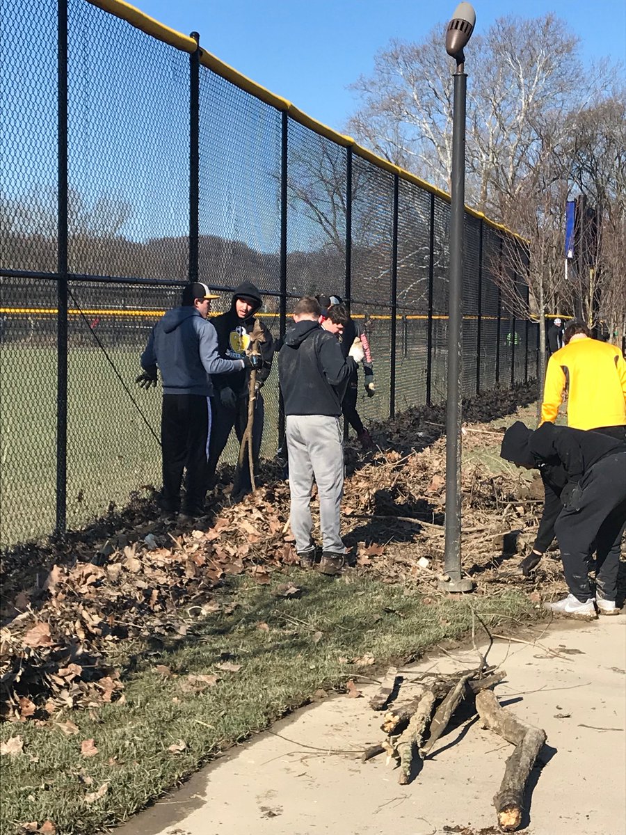 Great Day to be a Yellow Jacket. Taylor athletes and Community Members came out this morning to help “Clean Up The Park” after the major flooding. @jacketSupt <a href="/YellowJacketCB/">Amanda Colesto k</a> @3RiversCOO <a href="/Jerry_Snodgrass/">Jerry Snodgrass</a>