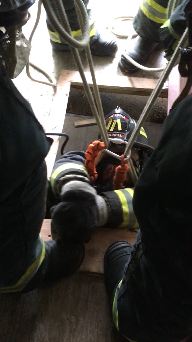 VictoriaFire730's tweet photo. 1/2, Day 2 of Survival Tactics And RIT Training at the CFB Esquimalt USAR facility. Members went through scenarios of rescuing trapped/injured fire fighters using the techniques practiced on day one. #FFsurvival #yyj https://t.co/c9XrdlAjan