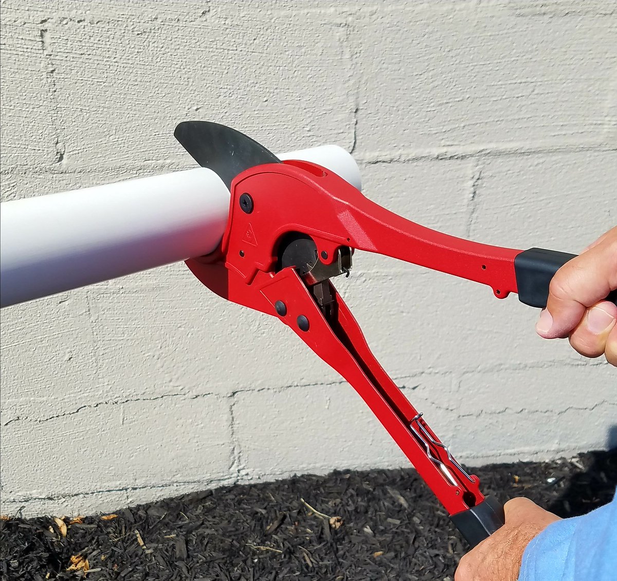 JCWhitlamMfgCo's tweet image. Check out our new 2 1/2" Gator Bite Plastic Pipe Cutter. #plasticpipe #pvcpipe #poolspa #irrigation