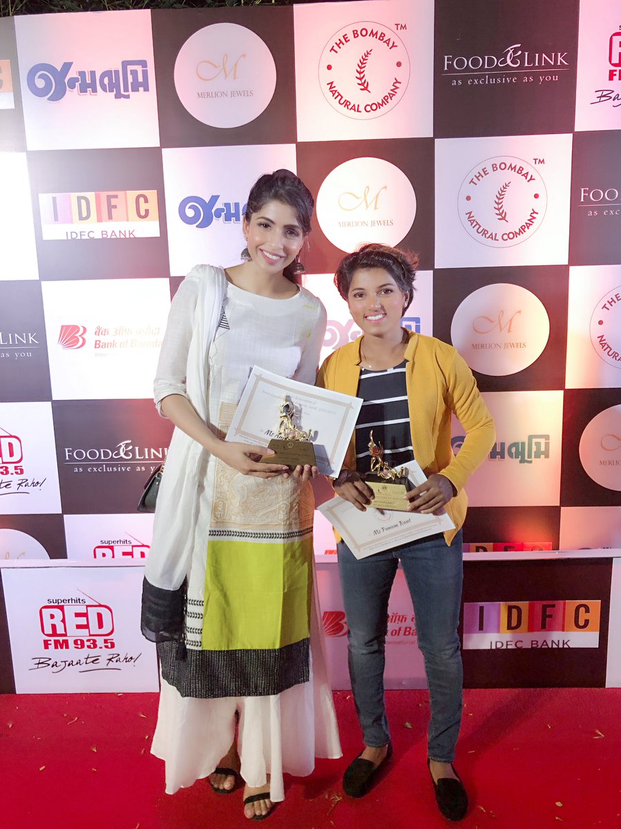 AnnyDivya's tweet photo. It was such an amazing experience to receive an award on the same stage with bestie @raut_punamand wonderful honour  to receive award from @amruta.fadnavis . Thank u #women of wonder awards #wowachieversawards #wow #wockhardt #experience #lionclub #lionclubinternational #divyaz https://t.co/fWRyD7NOfI