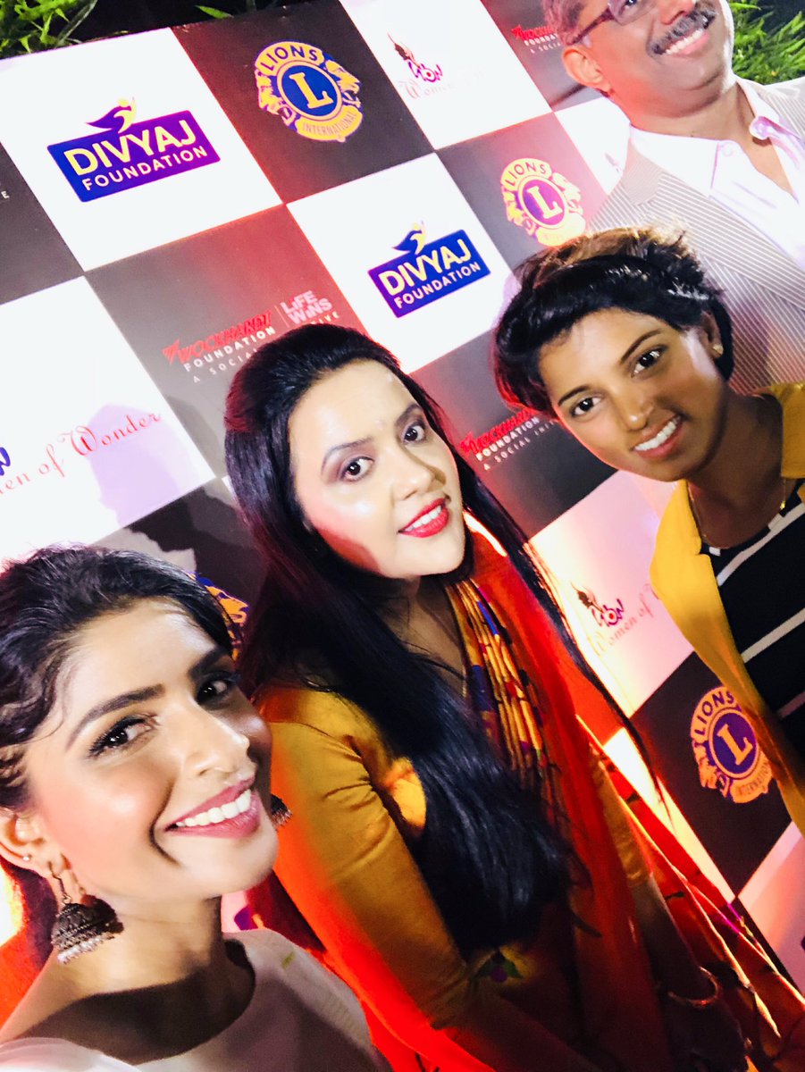 AnnyDivya's tweet photo. It was such an amazing experience to receive an award on the same stage with bestie @raut_punamand wonderful honour  to receive award from @amruta.fadnavis . Thank u #women of wonder awards #wowachieversawards #wow #wockhardt #experience #lionclub #lionclubinternational #divyaz https://t.co/fWRyD7NOfI