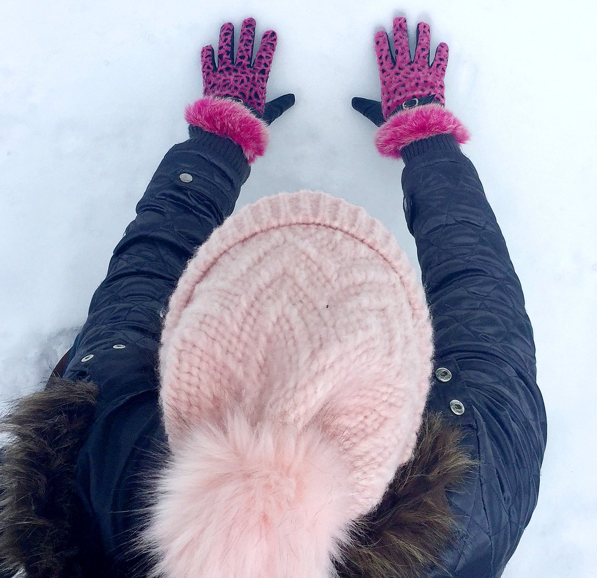 Weather_Vain's tweet photo. Thaw, rain and drizzle on the way for Sunday 🌧️  Today's the last chance to break out your snow fashions. Took these extra fancy fur-trim gloves out for a spin today... 🧤 https://t.co/kbeIEMnYEe