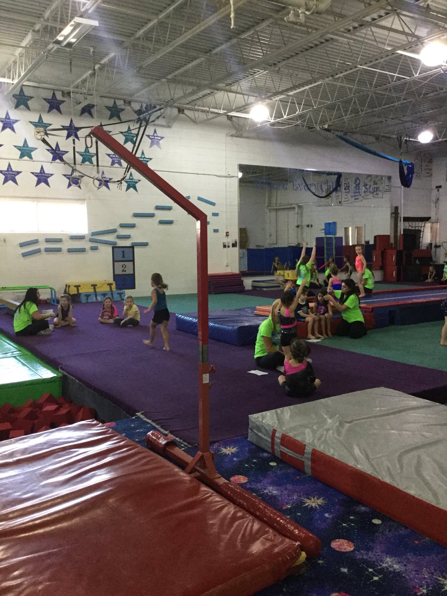 FlyingHighGym's tweet photo. 5 year old Beginners warming up to take the mat! #WinterShowcase2018 https://t.co/9HOUzmBpdr