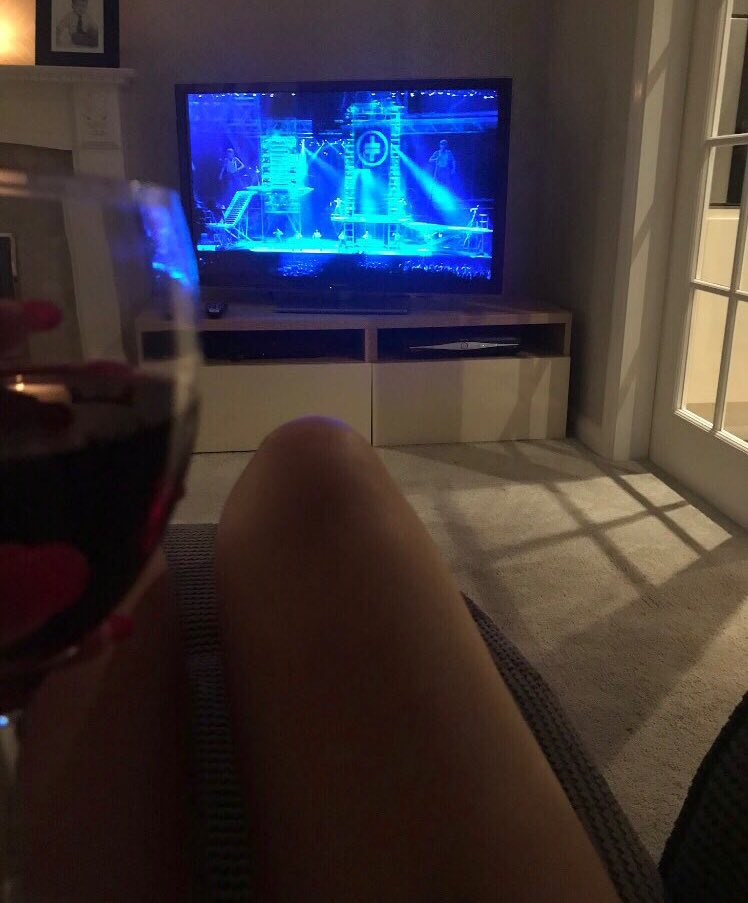 _VJ77's tweet photo. Im getting 👵🏼 ~ Kids got Sleepovers, Sat night spent in front of the Telly watching 90s TT Tours!!  #RockNRoll #LOVINGTheirOutfits 😍 #LadyTonight #Relight #GGF #Vest&amp;WorkWear #DatAss #ThoseBottomlessKinkyTrousersMrD #Meeeeeow 🐱💦👌🏼 https://t.co/WEH2L5iyXF