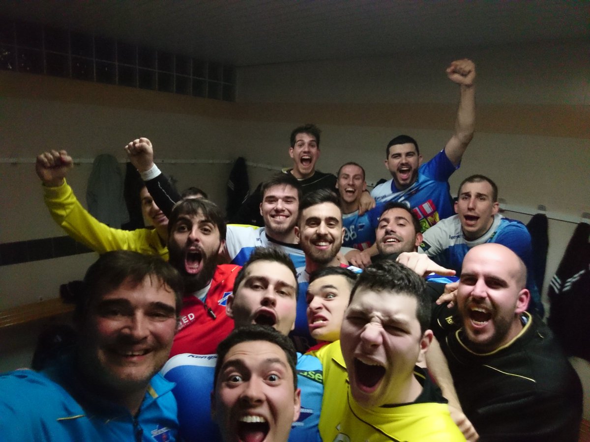 LuisParro3's tweet photo. Más complicado de lo que esperábamos en nuestro desplazamiento con el equipo Senior B masculino del @bmbenidorm a la pista del @CHandbolXativa. Mala primera parte, mucho más seguros y mejor juego en la segunda. Resultado final 21-33. Seguimos a lo nuestro!!!! 💪💪💪💪 https://t.co/UIpQicr5sm