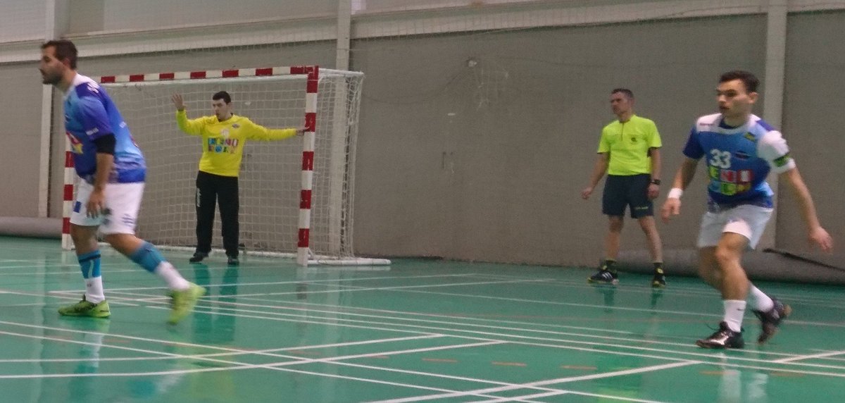 LuisParro3's tweet photo. Más complicado de lo que esperábamos en nuestro desplazamiento con el equipo Senior B masculino del @bmbenidorm a la pista del @CHandbolXativa. Mala primera parte, mucho más seguros y mejor juego en la segunda. Resultado final 21-33. Seguimos a lo nuestro!!!! 💪💪💪💪 https://t.co/UIpQicr5sm