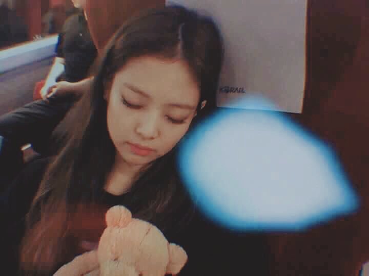 kpopgfmaterial's tweet photo. jennie • blackpink https://t.co/nfCHbMg173