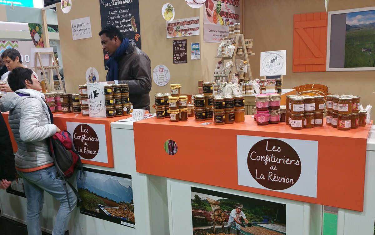 Creolineboutik's tweet photo. Créoline au côté de ses fournisseurs de la Confrérie des Artisans Confituriers Confiseurs de la Réunion, au Salon International de l'Agriculture 2018.
#salondelagriculture #îledelaRéunion 🇷🇪 #Paris #Team974 #Créoline #Créolineepiceriefine #RéunionIsland #gotoreunion #confiture https://t.co/ei73l0EYnY