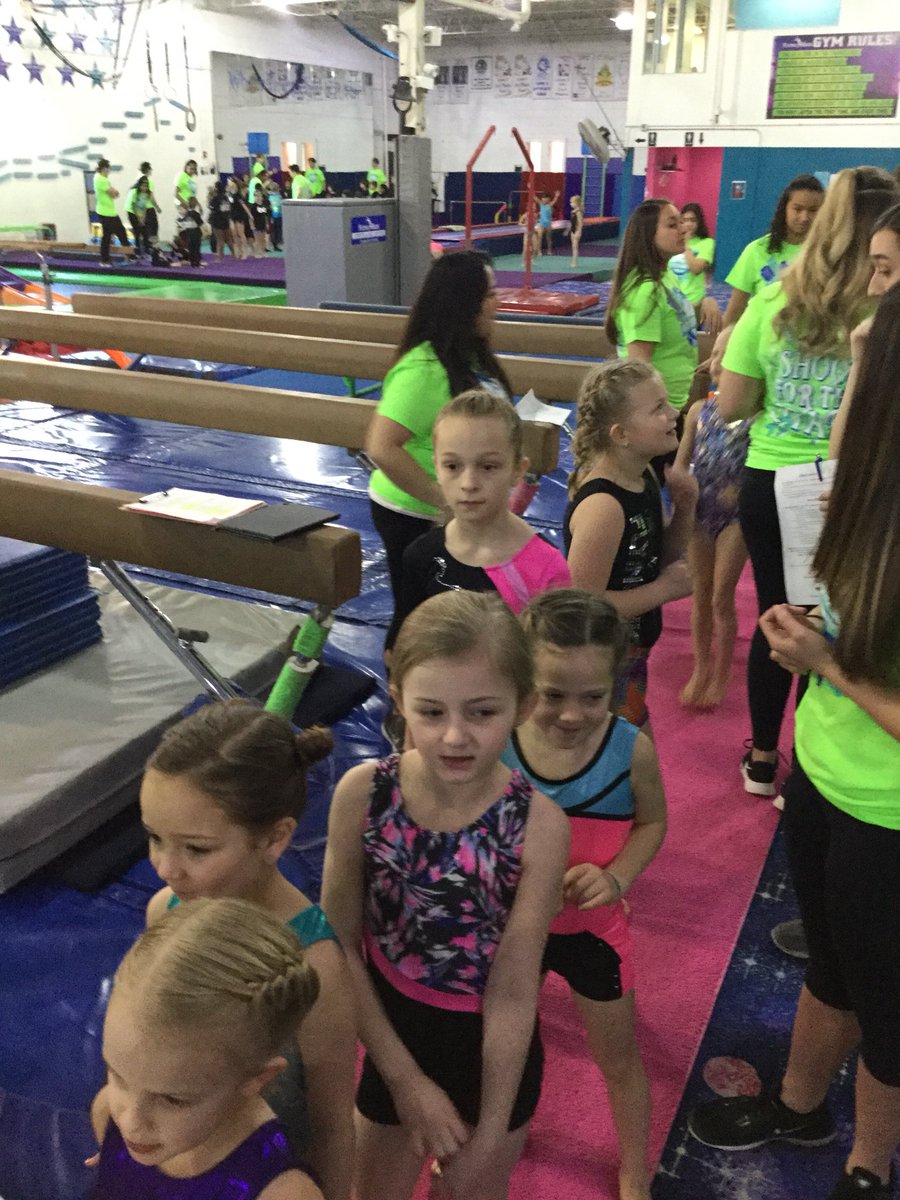FlyingHighGym's tweet photo. 4-6 year old Advanced Beginners are waiting to take the mat! #WinterShowcase2018 https://t.co/SYOgPeQyIx