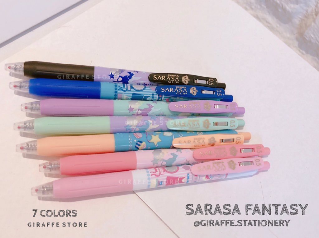 giraffereview's tweet photo. New Sarasa Fantasy ลายใหม่
ขนาดหัว0.5 มม ด้ามจับสีพาสเทล
แต่เนื้อหมึกสีมาตรฐาน 7 สี
ลวดลายน่ารัก  ฟรุ้งฟริ้งจริงจัง
ตามหาปากกาเจล เขียนไม่ซึม 
ใช้แล้วหารุ่นปกติถอดไส้เปลี่ยนได้
แนะนำเลยอย่าพลาดค่าา 😘❤️
#รีวิวเครื่องเขียน https://t.co/pEr7SOtBKd