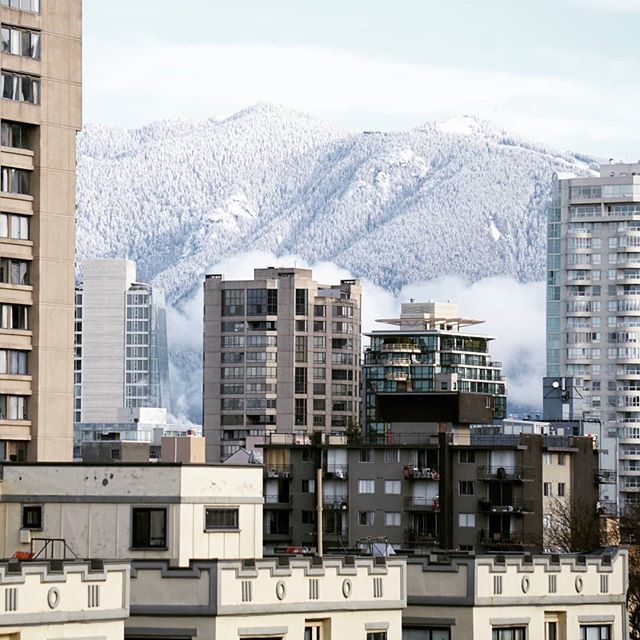 ColeWNorthey's tweet photo. It's a beautiful day in the neighborhood. 
#vancouver #mountains #scenic #stillinmypjs https://t.co/cPPAuHrl89