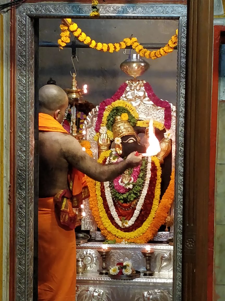 KamathVignesh93's tweet photo. His Holiness Srimad Samyameendra Tirtha Swamiji performing Aarthi at HH Madhavendra Thirtha Swamiji Vrindavan today.
#KashiMathSamsthan https://t.co/69FqlvhNov