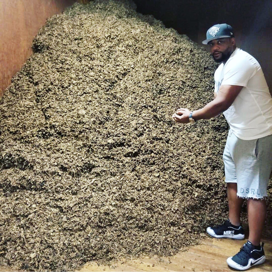 DrinkTravelDine's tweet photo. @ej_flights taking in the cigar making process at AJ Fernandez Cigars. What are you enjoying on this wonderful Saturday?
.
.
.
.
.
.
.
. #cigars #cigarmaking #sauturday #enjoying #enjoyinglife #vacation #travel #travels #travelgram #picoftheday #drinktraveldine https://t.co/CgJ24A314K