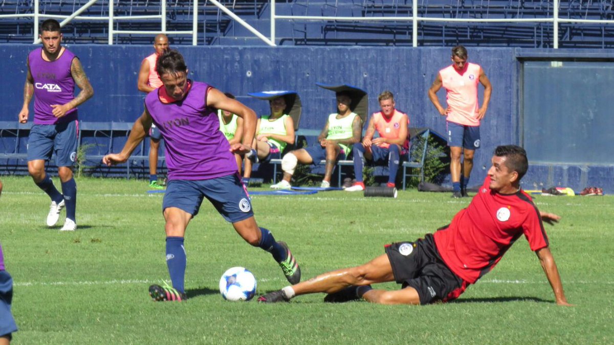 Sentimiento4zul's tweet photo. #BNacional

El plantel se enfrentó a FADEP en tres tiempos, en el Bautista Gargantini. Los resultados fueron:

CSIR 1-0 FADEP
CSIR 0-0 FADEP
CSIR 1-1 FADEP

#VamosLepra
Fotos: Mauro Velázquez - Prensa FADEP https://t.co/dSC4esKsTa