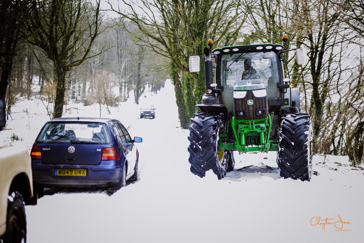CJphotos1's tweet photo. @CraigStoneUK @IntrotweetUK @designedbybird @visit_taunton @Calvertstaunton @QuantockFarmer @holnicoteNT @OutdoorFox @Quantockhills @LandRover_UK 1972 @BBCFarmingToday @FarmersGuardian coming to rescue #cartowed #snowstuck #snowday #lyderardhill #quantockhills https://t.co/FhHdtXGVzH