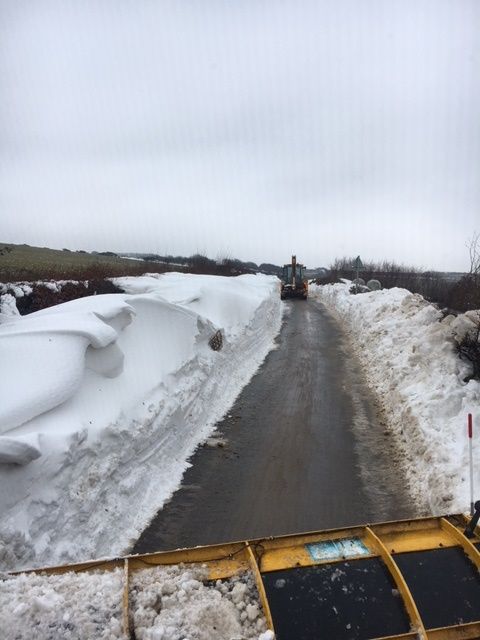 DevonAlert's tweet photo. Our teams are working through the drifts on the A39 and will continue through the night to enable access to Lynton/Lynmouth. We have 3 snow blowers working together and are clearing around 1-2m an hour although the height of the drift appears to be reducing. #WeatherSW https://t.co/0yP2vA9UV6