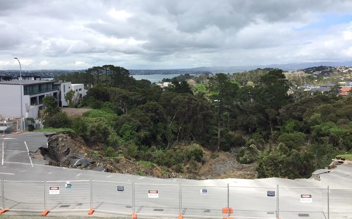 RNZSunday's tweet photo. 7.18am Local board councillors Danielle Grant & @John4Kaipatiki say they weren't told about an engineers' report that recommended a wait and see approach before Birkenhead slip at the Rawene Carpark. @AklCouncil engineer Ross Roberts explains what now. #slip #rawene #Birkenhead https://t.co/hbOXINyBRd