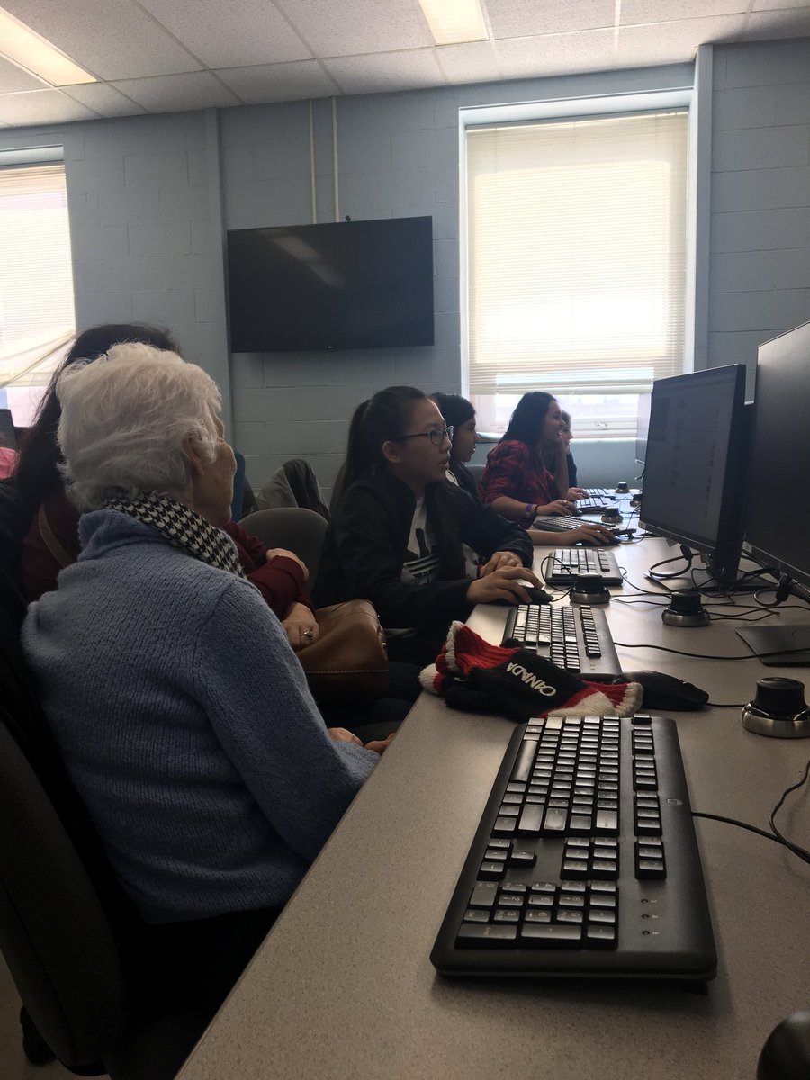 westernuEng's tweet image. That moment when families are learning how to code together 🙌 #ldnont #GoCODEGirl #CanCODE