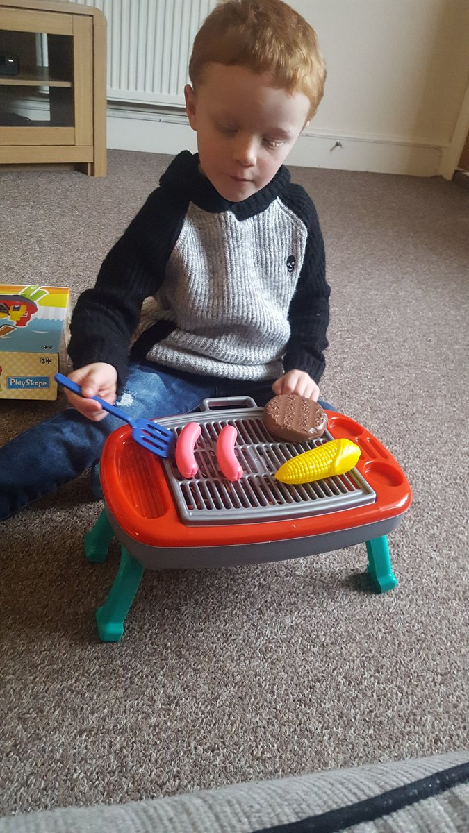 amyswales93's tweet photo. All this snow made us wang to have a BBQ! #chefjacob https://t.co/BS5GVACOGa
