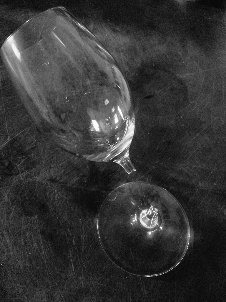 GrapeyWine's tweet image. #SaturdayMorning casualty #Riedel now #stemless