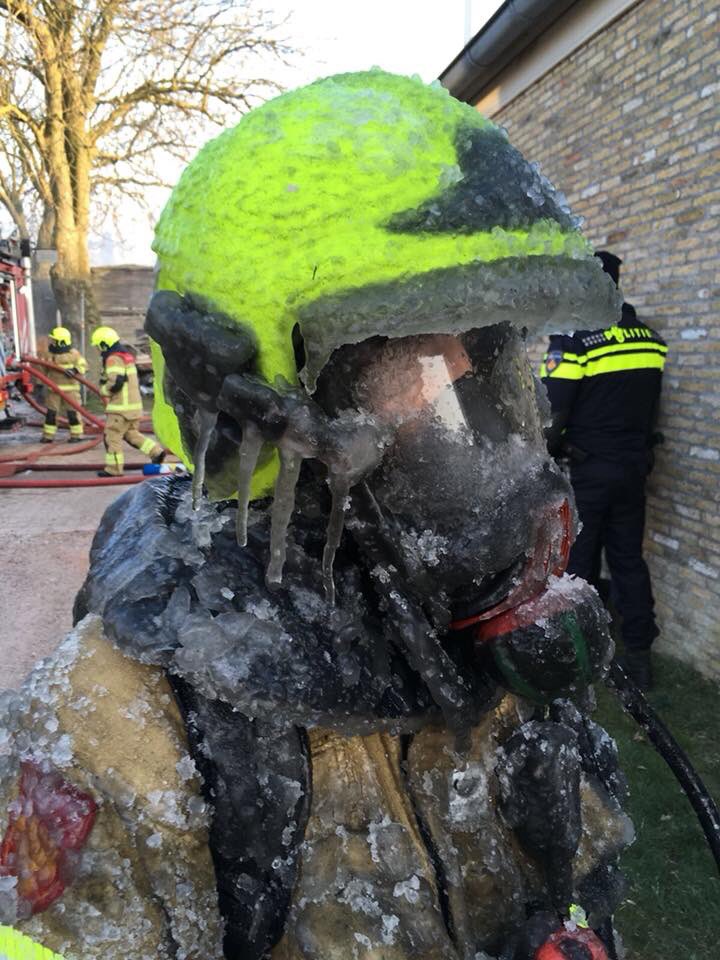 markbrouwer2010's tweet photo. Een dappere brandweerman op Texel na het blussen van een brand afgelopen week. Heb een zwak voor hulpverleners, nu zeker. (Foto Jelle de Boer) https://t.co/0KfveeaHMg