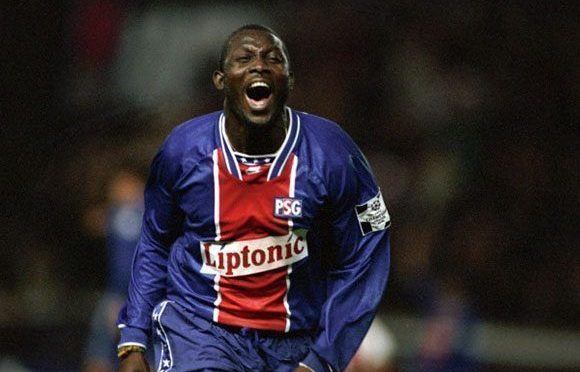 VarskySports auf Twitter: "Timothy Weah debutó hoy en PSG, casi 23 años después del último partido de su padre con esa camiseta. Su padre, un tal George Weah, actual presidente de Liberia