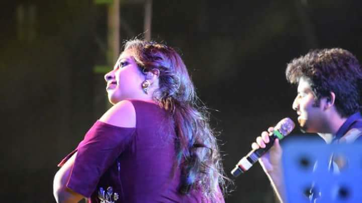 SG_ShiningStar's tweet photo. **New Clicks**
Look at these amazing clicks @ShreyaGhoshal 's Bengaluru gig on 17th Feb 2018 which was remarkable we are still suffering with this fever 😍😍😍😍😘😘😘❤❤❤
#ShreyaGhoshalLiveInBengaluru2018
#QueenRocked
#PassionateSinger https://t.co/EsiJbXvJDy