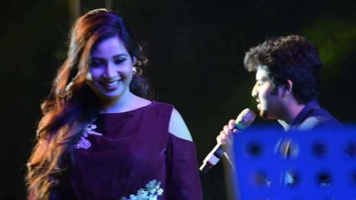 SG_ShiningStar's tweet photo. **New Clicks**
Look at these amazing clicks @ShreyaGhoshal 's Bengaluru gig on 17th Feb 2018 which was remarkable we are still suffering with this fever 😍😍😍😍😘😘😘❤❤❤
#ShreyaGhoshalLiveInBengaluru2018
#QueenRocked
#PassionateSinger https://t.co/EsiJbXvJDy