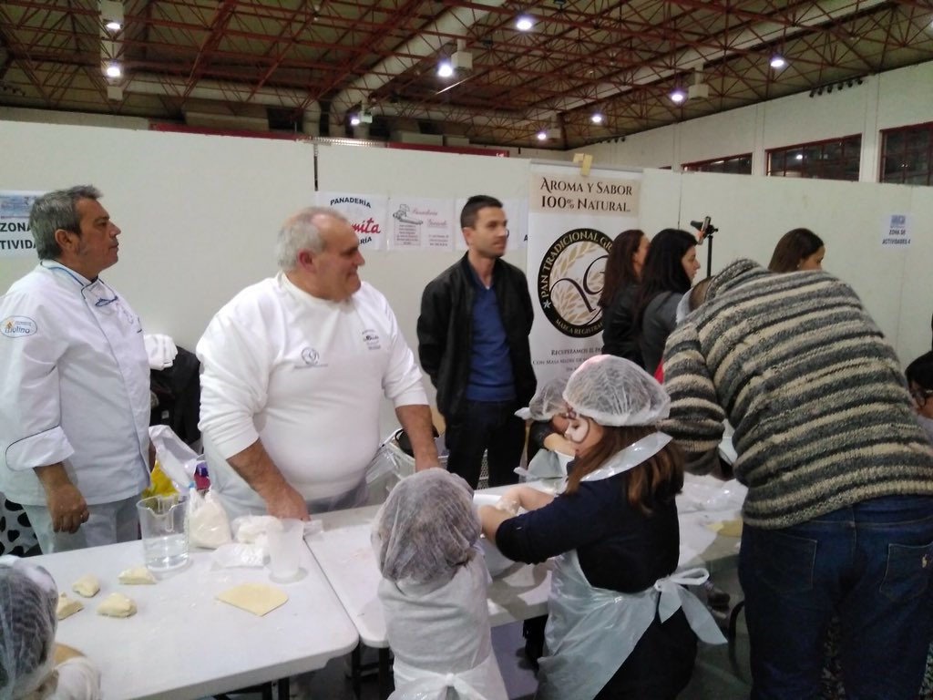 APanTradicional's tweet photo. Hoy panaderos de la Asociación Pan Tradicional: Panadería Molino de Motril, Panadería Gerardo de Orgiva y Panadería La Ermita de Durcal en la feria de muestras de Granada con talleres para todos los públicos . Enseñando a hacer buen pan!!! https://t.co/W1nJzKt1Aj