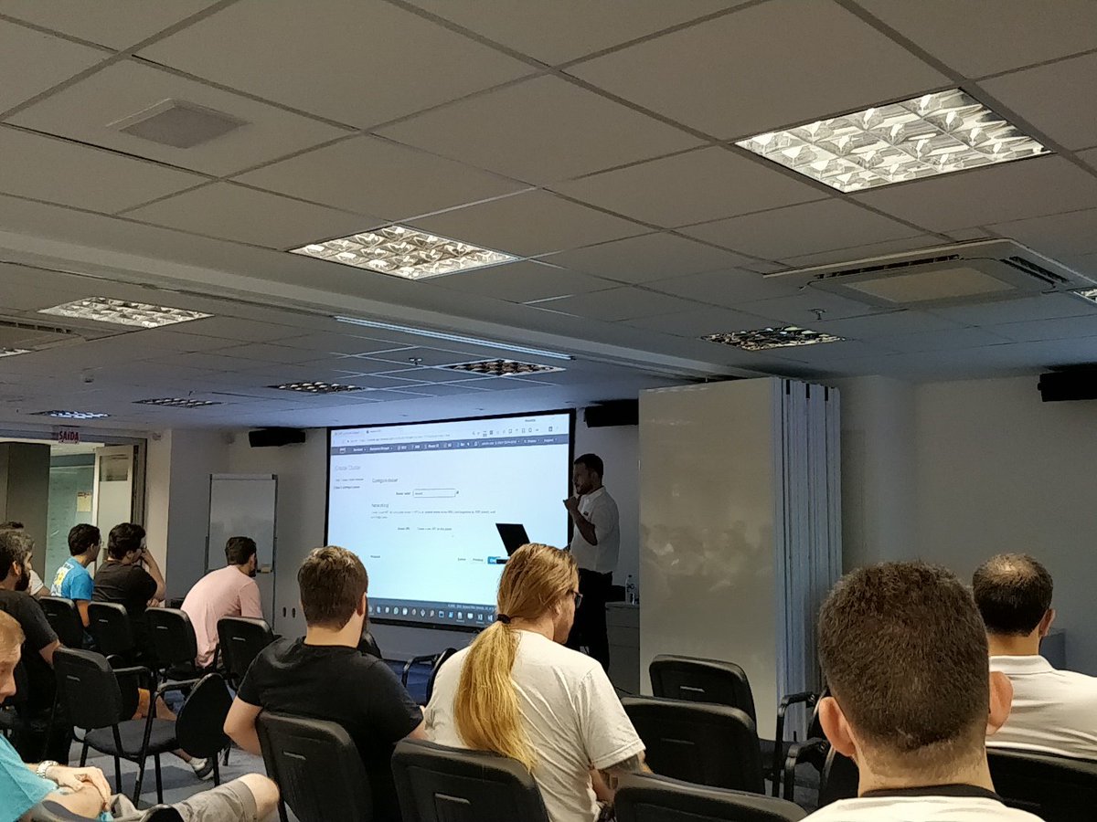 devopsFloripa's tweet photo. #AWS_Fargate com @AlexandreFonstt no 7º Meetup do DevOps Floripa https://t.co/Znd0dHQCZh