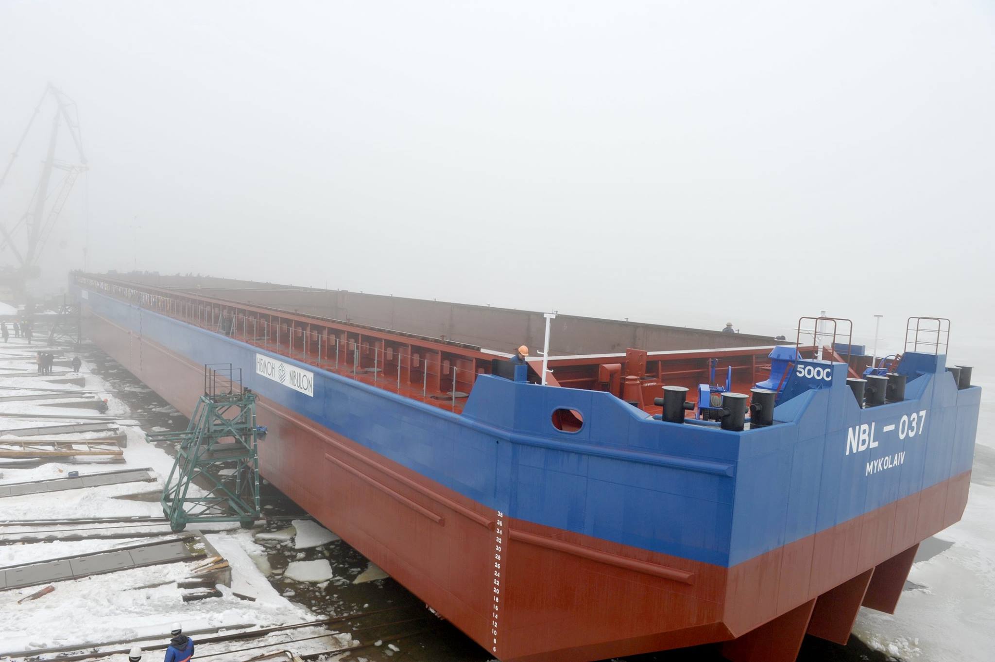 пачки денег в банковской упаковке. погрузка серын на судно. 5 тысяч тонн. газохимический комплекс (гхк). морской торговый порт махачкала.