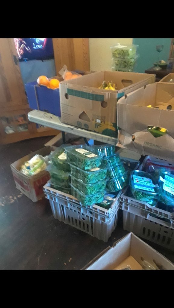 ArthouseStl's tweet photo. Food share abundance. #greatergood #foodnotbombs  #communityspirit #HealthyFood #Share https://t.co/k4yyGB3RDn
