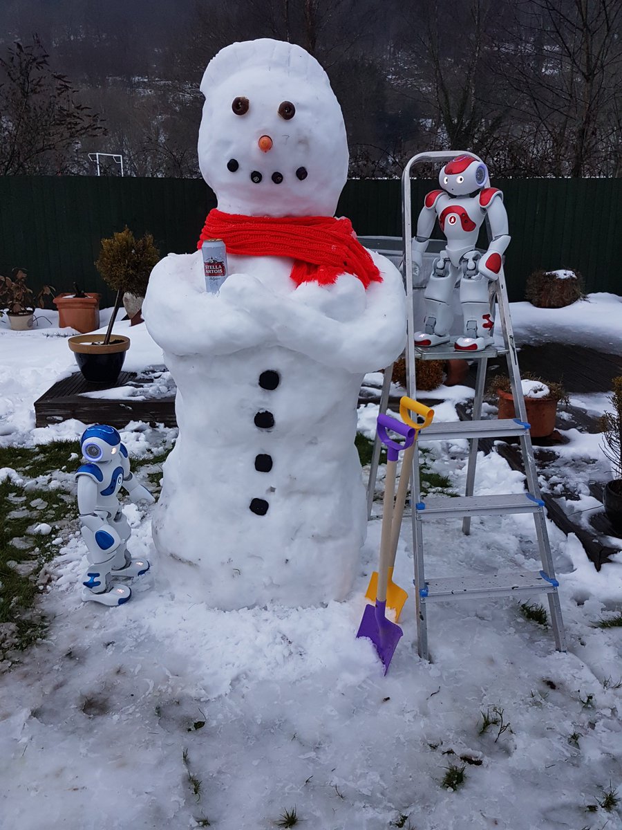 @USWCyber
USW Computer Science robots offer strong competition to USW Cyber staff and student snowman builders