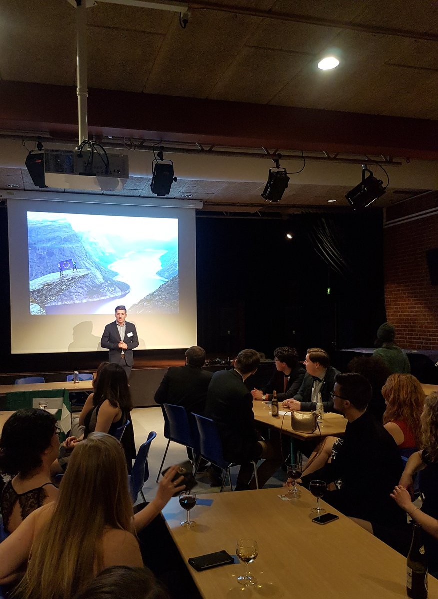 Festtale af @knutandresande fra @europeiskungdom til landsmøde hos @EUDanmark - samarbejde på tværs af grænser er så vigtigt! Det kan godt være vi taler med kartofler i munden, men nordmænd siger til gengæld Kahyyyyyt i stedet for Kahoot 😍🇳🇴🇪🇺🇩🇰 #eulm #eudk