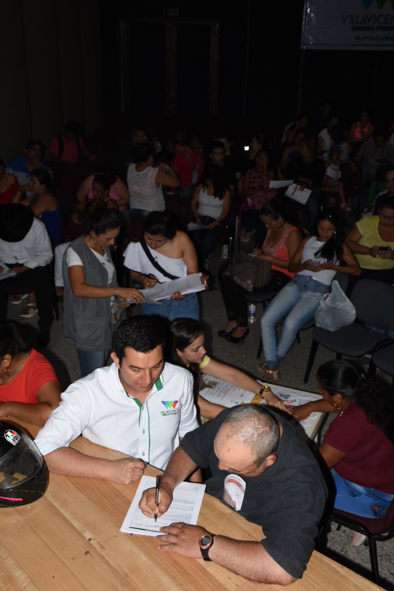 villavoalcaldia's tweet photo. #GestiónSocial | 295 personas víctimas del conflicto armado recibieron sus carta - cheques de imdemnización. La jornada fue coordinada por la secretaría de Gestión Social a través de la Dirección de Víctimas. #UnidosPodemos https://t.co/dJrKK7WH6s