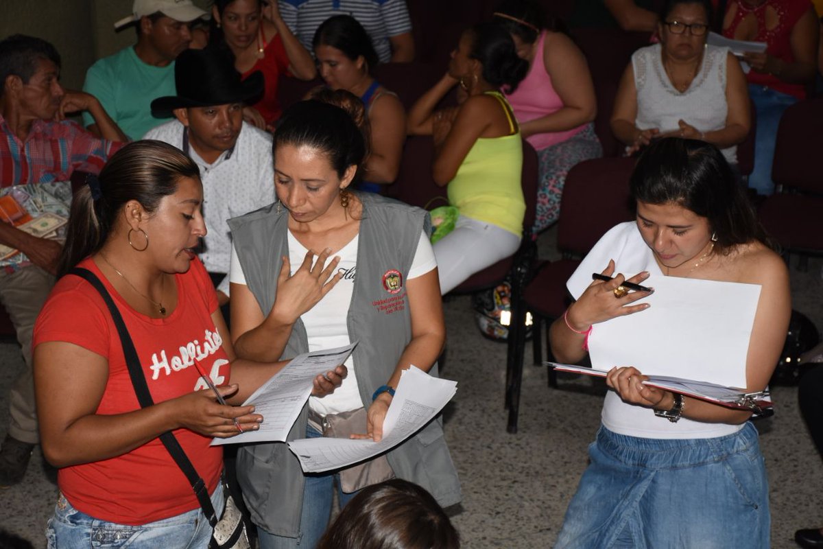 villavoalcaldia's tweet photo. #GestiónSocial | 295 personas víctimas del conflicto armado recibieron sus carta - cheques de imdemnización. La jornada fue coordinada por la secretaría de Gestión Social a través de la Dirección de Víctimas. #UnidosPodemos https://t.co/dJrKK7WH6s