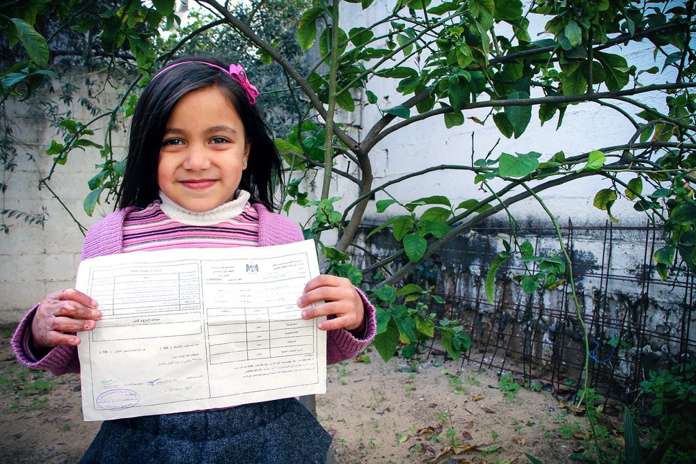 Asma tiene 6 años. Se electrocutó hace 8 meses por culpa de un accidente doméstico. En nuestra clínica de #Gaza la estamos tratando con fisioterapia y terapia ocupacional. Ahora, Asma ha aprendido a escribir con su mano izquierda y saca muy buenas notas. a.msf.es/2taF5SB