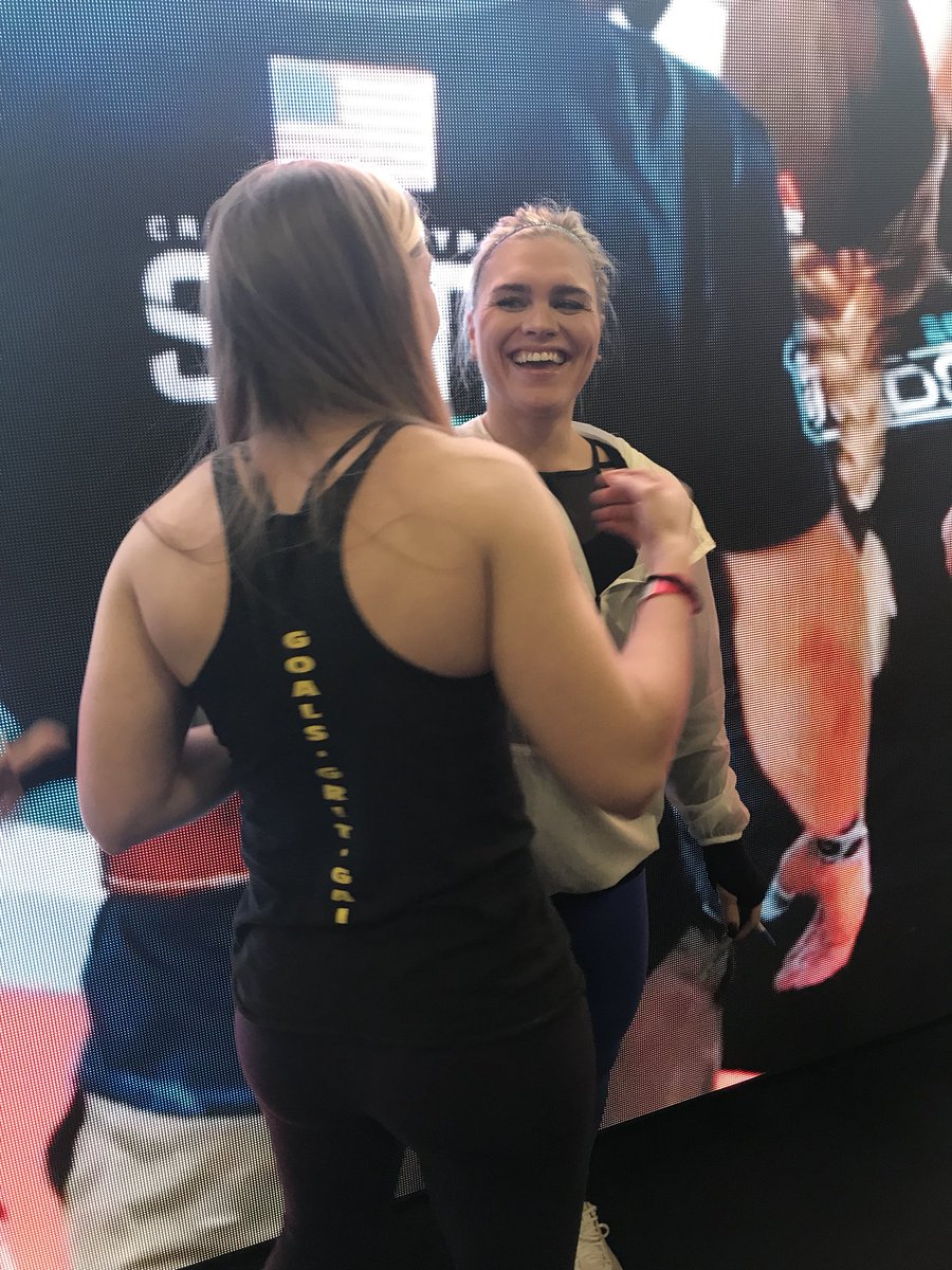 Lexxxayyy_'s tweet photo. Words can’t even explain what this moment meant to me. I never in a million years thought I would get to meet my idol (Twice in the same weekend too 😉). Someone who motivates me to be the best me, every single day! So thankful 🙌🏻❤️❤️ https://t.co/XbqKiCTPYL