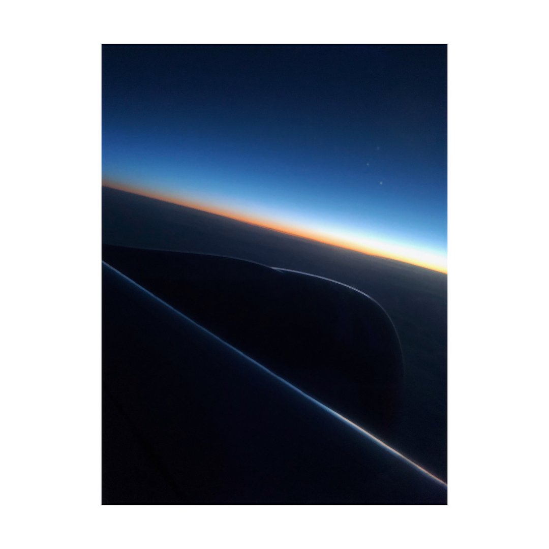 TheRoseBrasil's tweet image. [#IG: Dojoon] •03.03.18•🌹
Parte 1/2

"O horário do meu corpo está estranho kkkkk
O sono vem e vai de repente. Que hora são agora? Que dia é hoje?
#Jetlag #Fuhaha ... #biscoito da sorte #noavião #obrigadopapeldobiscoito
Foto por Park Dojoon"

#TheRose #더로즈 #도준 #Dojoon