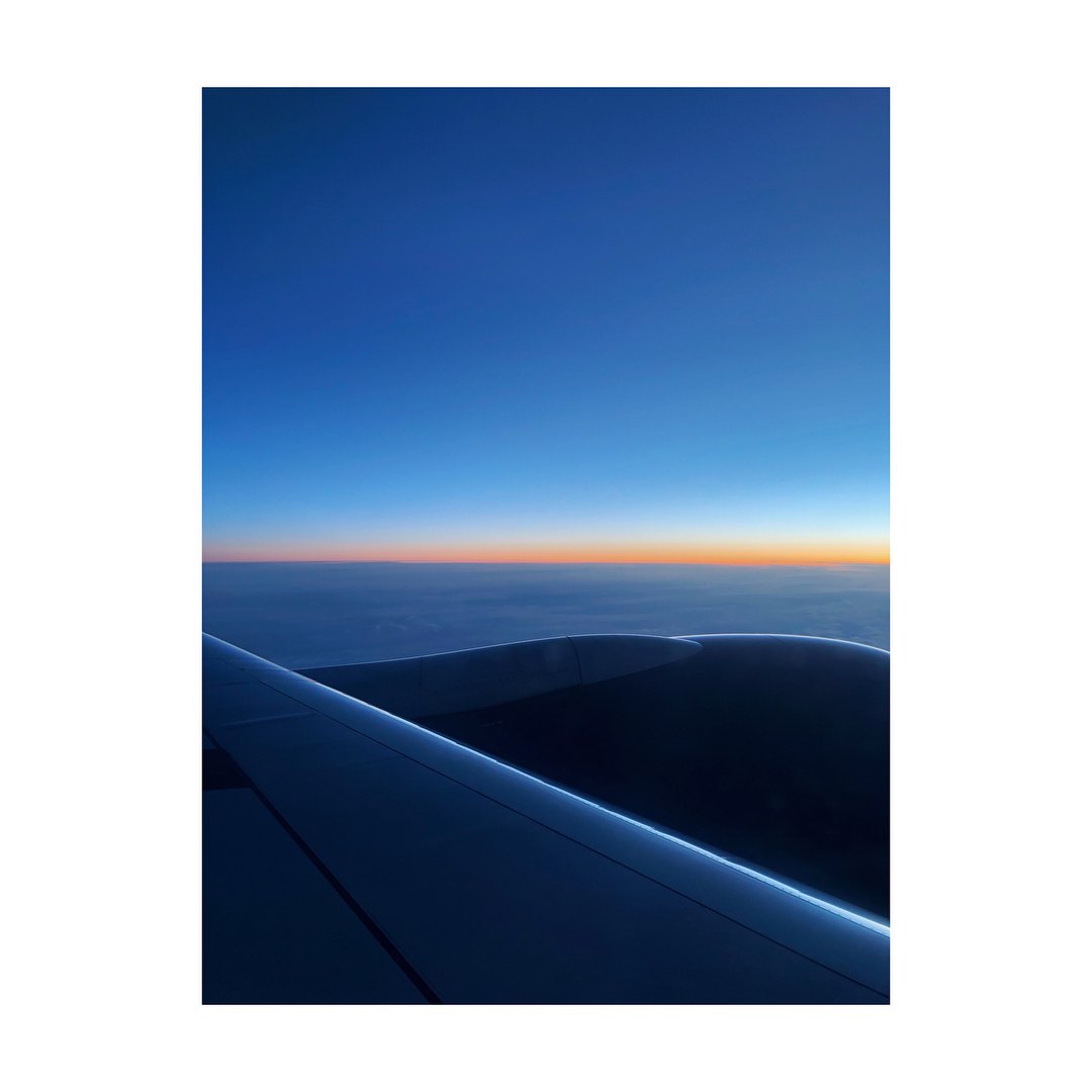 TheRoseBrasil's tweet image. [#IG: Dojoon] •03.03.18•🌹
Parte 1/2

"O horário do meu corpo está estranho kkkkk
O sono vem e vai de repente. Que hora são agora? Que dia é hoje?
#Jetlag #Fuhaha ... #biscoito da sorte #noavião #obrigadopapeldobiscoito
Foto por Park Dojoon"

#TheRose #더로즈 #도준 #Dojoon