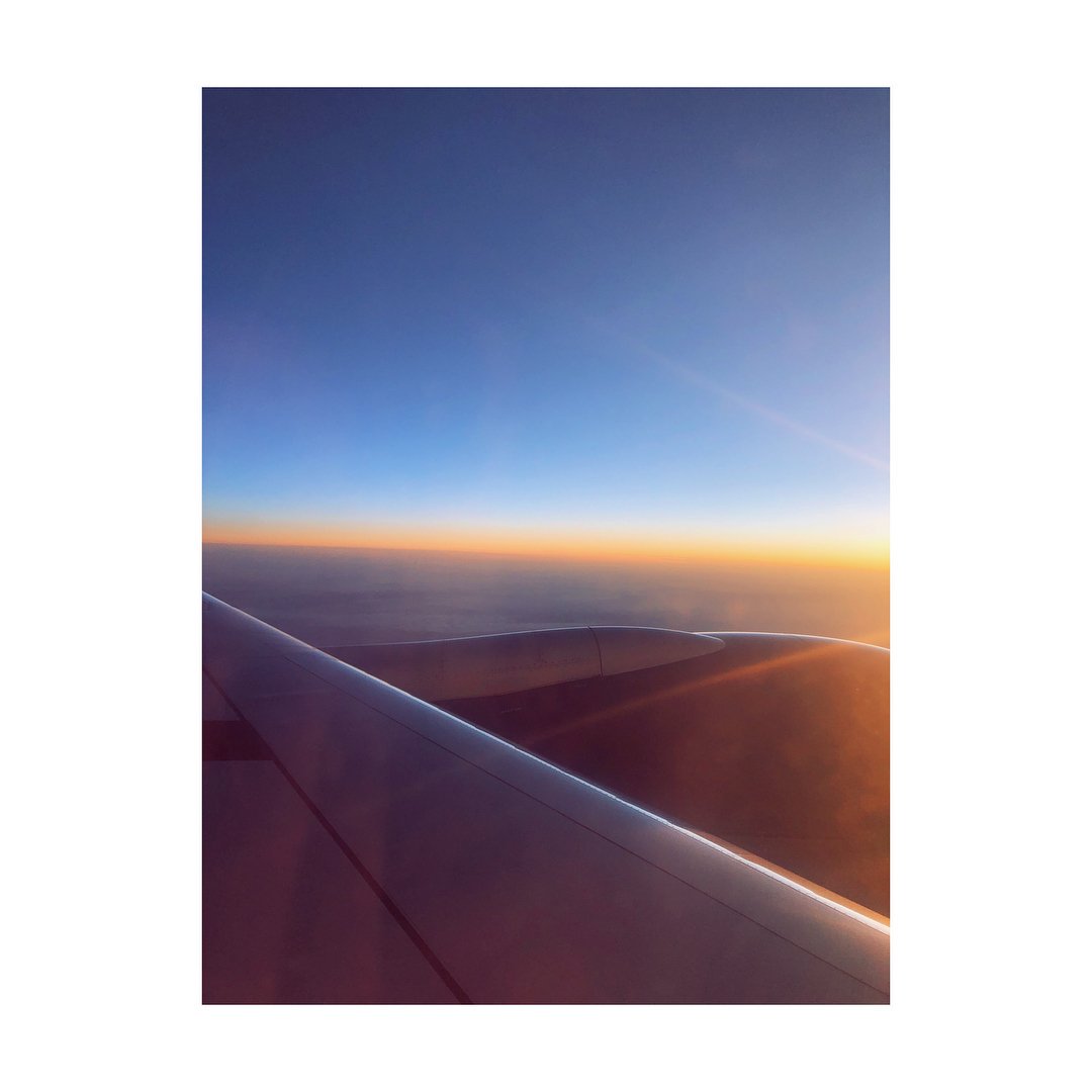 TheRoseBrasil's tweet image. [#IG: Dojoon] •03.03.18•🌹
Parte 1/2

"O horário do meu corpo está estranho kkkkk
O sono vem e vai de repente. Que hora são agora? Que dia é hoje?
#Jetlag #Fuhaha ... #biscoito da sorte #noavião #obrigadopapeldobiscoito
Foto por Park Dojoon"

#TheRose #더로즈 #도준 #Dojoon