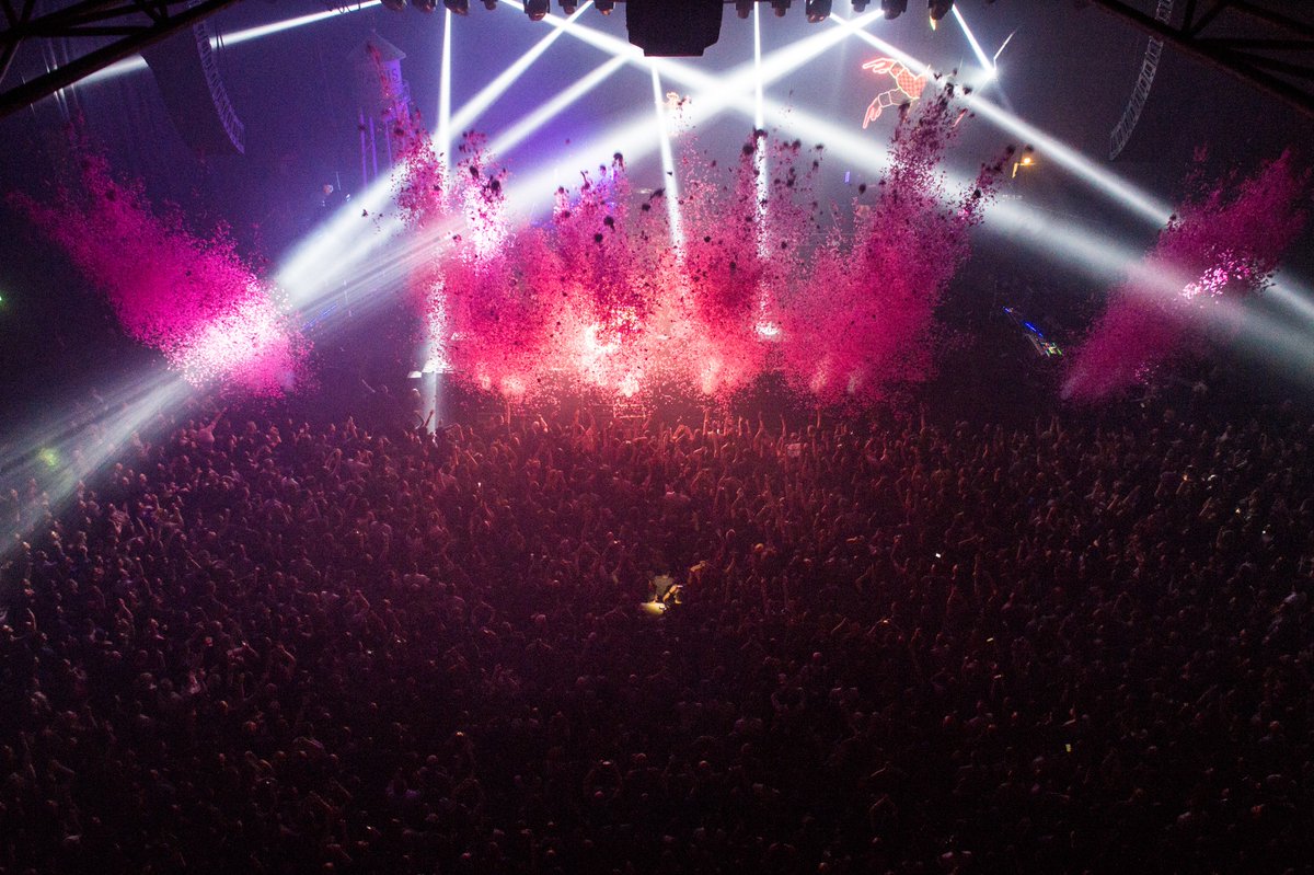 thekillers's tweet photo. La Ville Lumiere #ouioui https://t.co/eWXSBINFlH