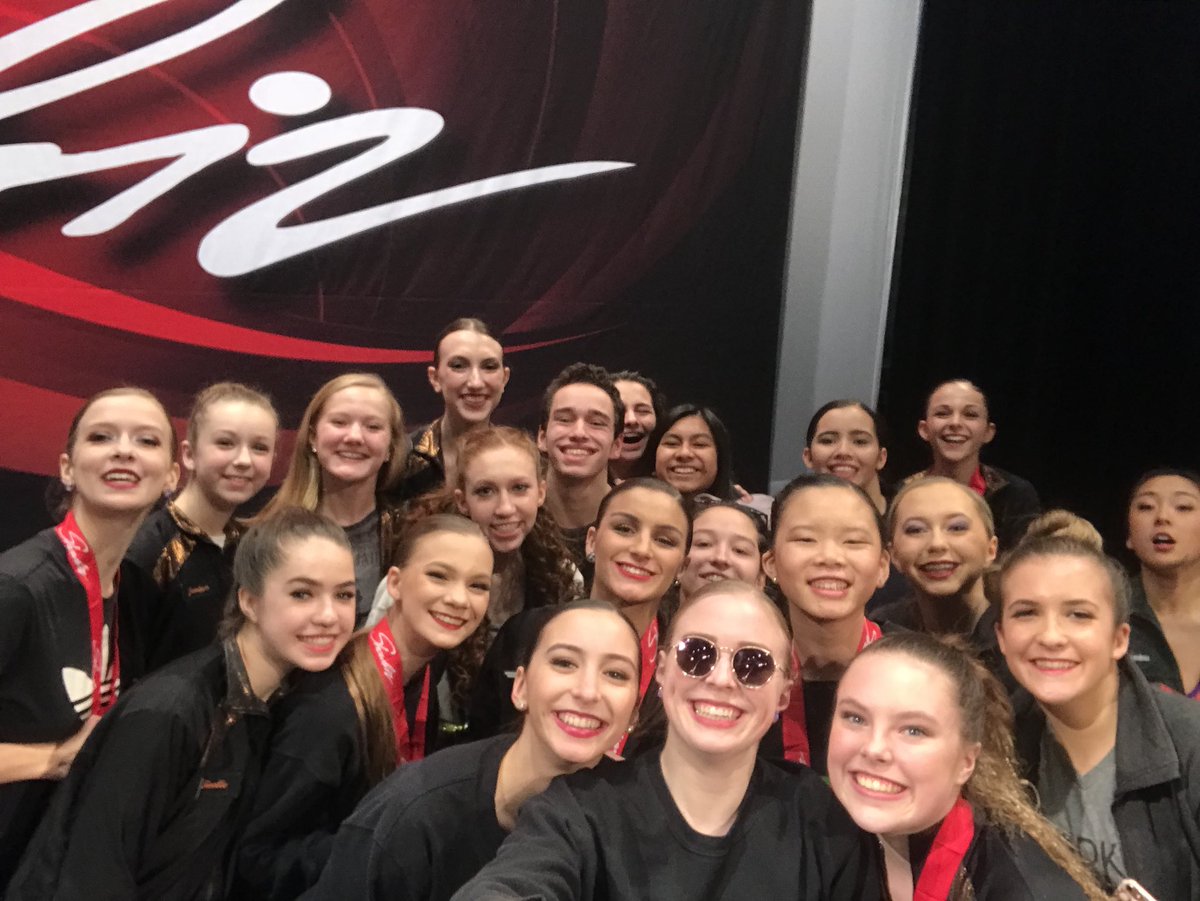 ada_dancers's tweet photo. senior and teen soloist selfie @showbiz !! 🖤💚🔥 https://t.co/UTHWcmEIPZ