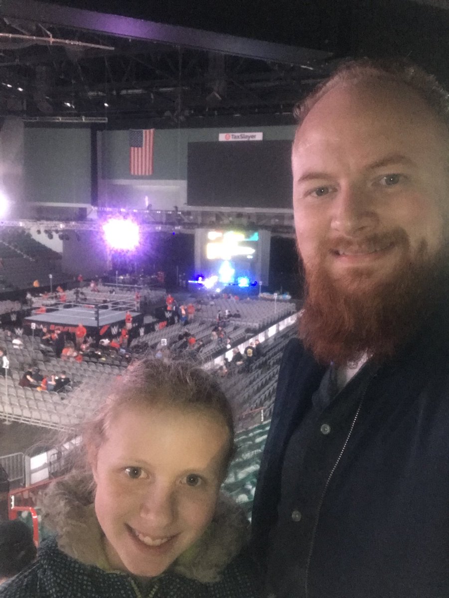 M_Malachi's tweet photo. My daughters first live WWE event!  #wwemoline #wwelive https://t.co/mbGNx5AyTR