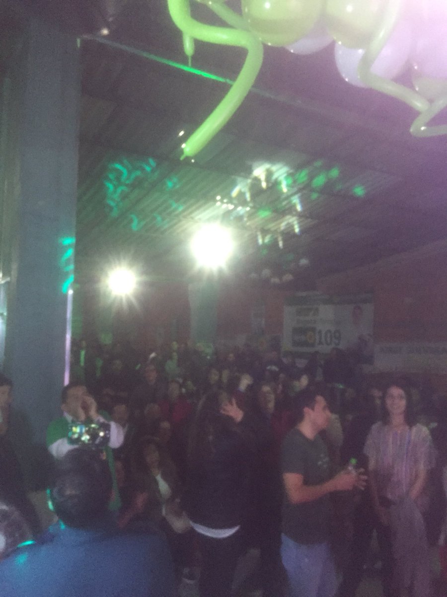 AlejaRodC's tweet photo. Casi mil personas en nuestro cierre de campaña!!!
Tenemos tremendo equipo! 

Volver a la tarima política a apoyar a dos maravillosos candidatos me llena de orgullo!

@guevaraamazonia al Senado #AV9
@julianespi Cámara Bta #AV109 https://t.co/RQSUDhxTox