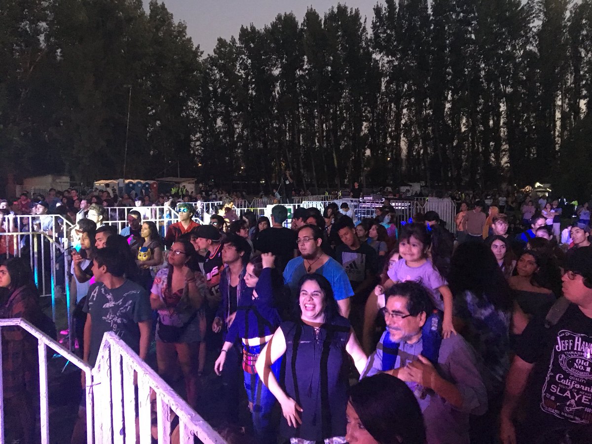 muniquilicura's tweet photo. TODO #QUILICURA DISFRUTA EN FAMILIA 😍
Miles de personas disfrutaron el show de #LaShimbombo que hizo bailar a las familias.
Ahora, en el escenario canta en vivo #MauricioRedolés y su banda. 🎼🎸
El espectáculo continúa con #ChanchoEnPiedra y cierra #LaMoralDistraída 😉 https://t.co/vyIClV6dfy
