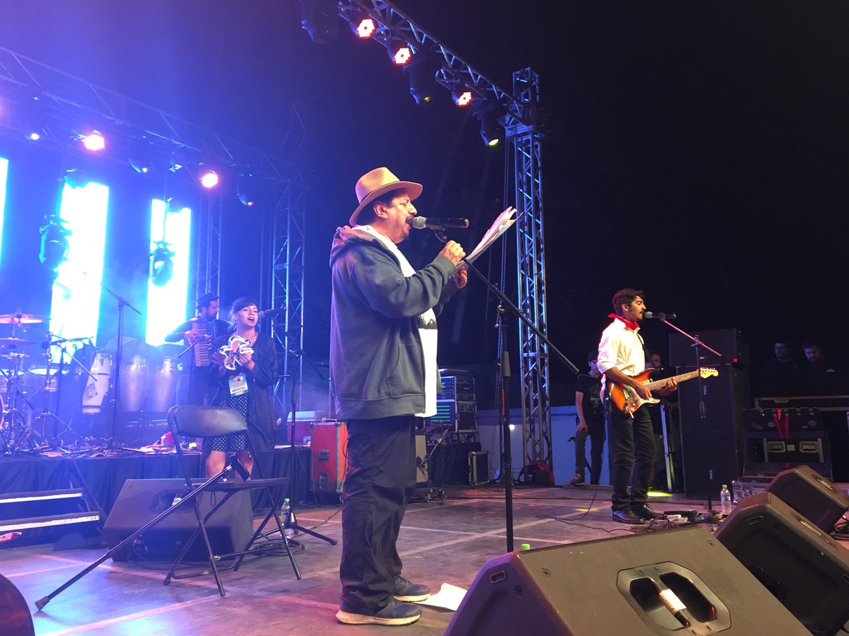muniquilicura's tweet photo. TODO #QUILICURA DISFRUTA EN FAMILIA 😍
Miles de personas disfrutaron el show de #LaShimbombo que hizo bailar a las familias.
Ahora, en el escenario canta en vivo #MauricioRedolés y su banda. 🎼🎸
El espectáculo continúa con #ChanchoEnPiedra y cierra #LaMoralDistraída 😉 https://t.co/vyIClV6dfy